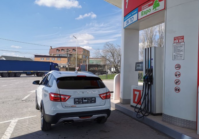 Емкость топливного бака: 55 л у Vesta vs 43 л у Kia Rio